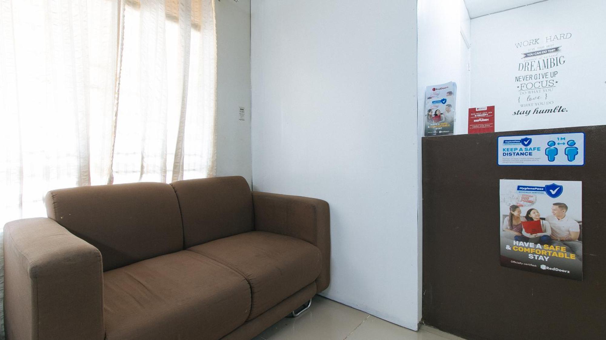 เรดดอร์ซ แอท คาสเซล เรสซิเดนเซส ปารานาเก Hotel Paranaque City ภายนอก รูปภาพ